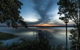 Blick vom Wintergarten auf den Tollensesee in der Abenddämmerung