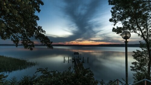 Blick vom Wintergarten auf den Tollensesee in der Abenddämmerung