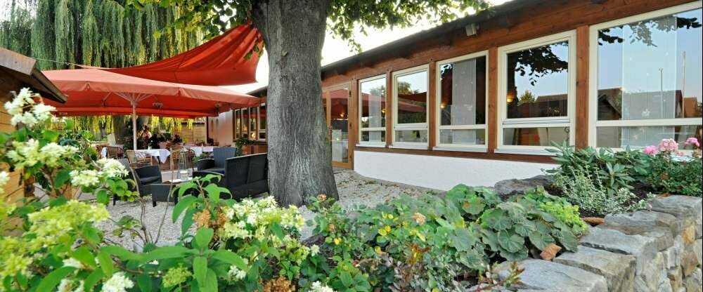 Blick in Wintergarten und Sommerterrasse