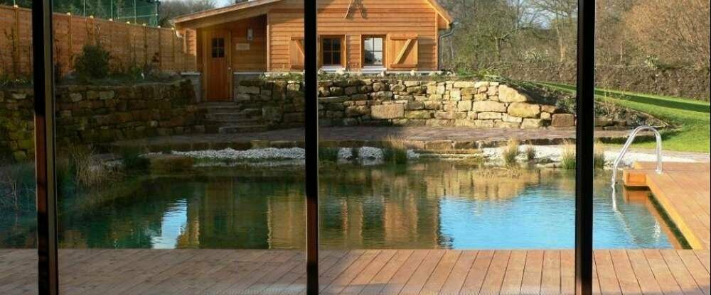 Blick vom Innenpool zum Bioteich