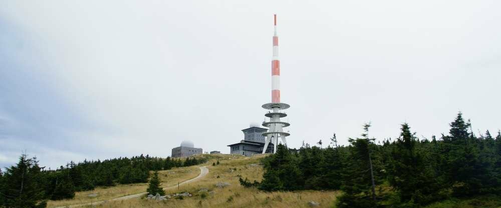 Blick zum Brocken aus dem historischen Zug