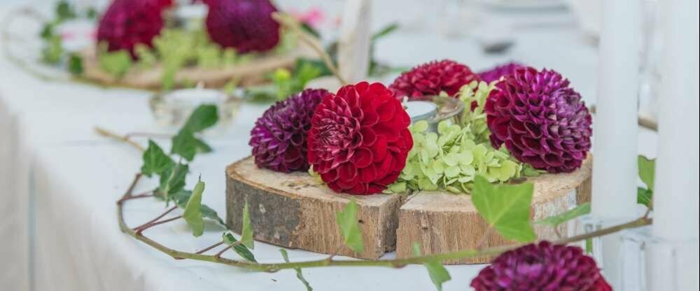 Blumendeko im Restaurant und Hotel. 