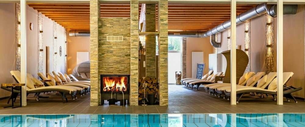 Schwimmbad mit anschließendem Ruhebereich