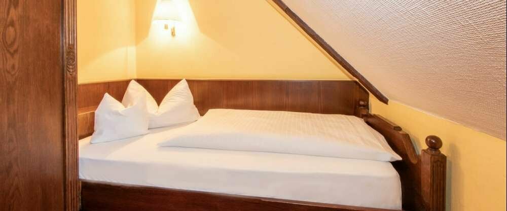 Einzelzimmer mit Dachschräge