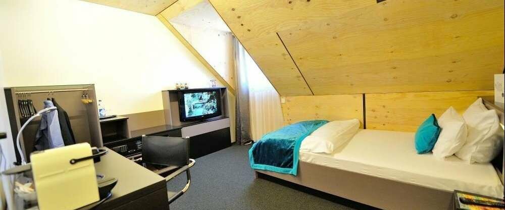 Einzelzimmer direkt unter dem Dach gelegen. Ohne Balkon, aber mit herzlichem Blick über die Stadt.