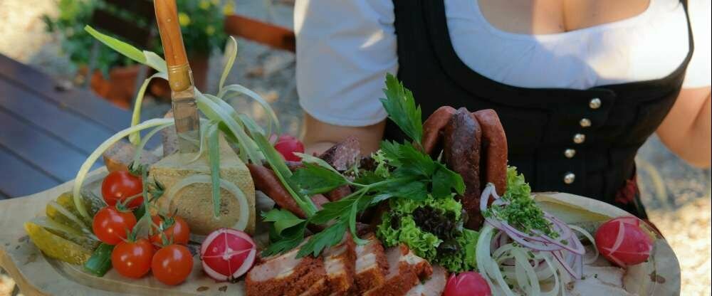 Wie wäre es mal mit einer richtigen bayerischen Brotzeit? Dazu ein herzhaftes Bier? Immer wieder lecker im Biergarten!