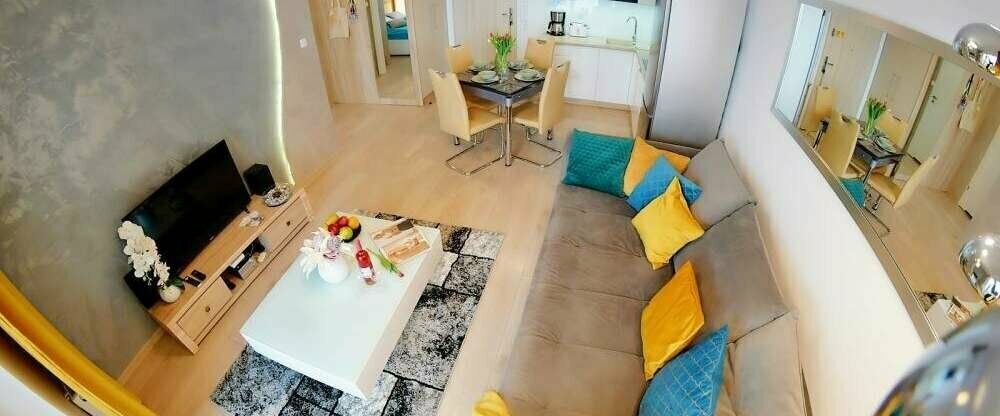 Brown Sand ist ein 4-Personen-Apartment im zweiten Stock, hochwertig ausgestattet und vor allem komplett ausgestattet. Es verfügt über sämtliche Elektronik- und Haushaltsgeräte für den täglichen Gebrauch, sodass sich die Gäste rundum wohlfühlen und sich g