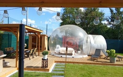 Übernachten Sie in einem transparenten Bubble TENT mit freiem Blick in den Sternenhimmel. In dem privaten und sichtgeschützten Wellness-Garten stehen Ihnen auf über 200qm ein Hot Tub, eine Sauna, eine Sonnenterrasse und eine praktische Outdoor-Küche zur V