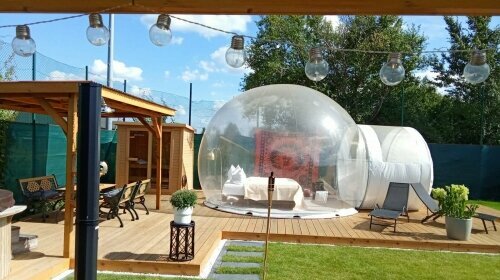 Übernachten Sie in einem transparenten Bubble TENT mit freiem Blick in den Sternenhimmel. In dem privaten und sichtgeschützten Wellness-Garten stehen Ihnen auf über 200qm ein Hot Tub, eine Sauna, eine Sonnenterrasse und eine praktische Outdoor-Küche zur V