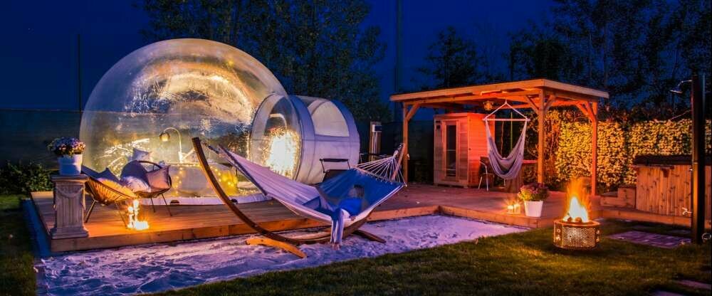 Übernachten Sie in einem transparenten Bubble TENT mit freiem Blick in den Sternenhimmel. In dem privaten und sichtgeschützten Wellness-Garten stehen Ihnen auf über 200qm ein Hot Tub, eine Sauna, eine Sonnenterrasse und eine praktische Outdoor-Küche zur V