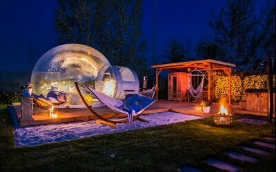 Übernachten Sie in einem transparenten Bubble TENT mit freiem Blick in den Sternenhimmel. In dem privaten und sichtgeschützten Wellness-Garten stehen Ihnen auf über 200qm ein Hot Tub, eine Sauna, eine Sonnenterrasse und eine praktische Outdoor-Küche zur V