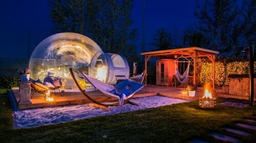 Übernachten Sie in einem transparenten Bubble TENT mit freiem Blick in den Sternenhimmel. In dem privaten und sichtgeschützten Wellness-Garten stehen Ihnen auf über 200qm ein Hot Tub, eine Sauna, eine Sonnenterrasse und eine praktische Outdoor-Küche zur V