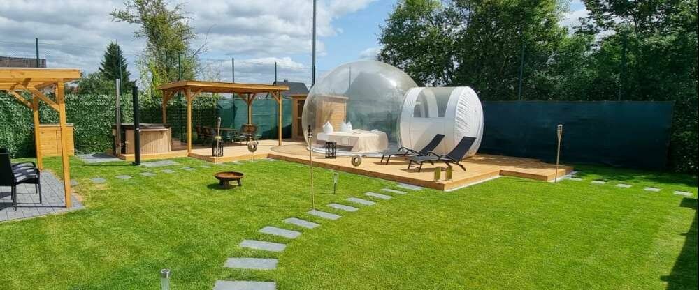 Übernachten Sie in einem transparenten Bubble TENT mit freiem Blick in den Sternenhimmel. In dem privaten und sichtgeschützten Wellness-Garten stehen Ihnen auf über 200qm ein Hot Tub, eine Sauna, eine Sonnenterrasse und eine praktische Outdoor-Küche zur V