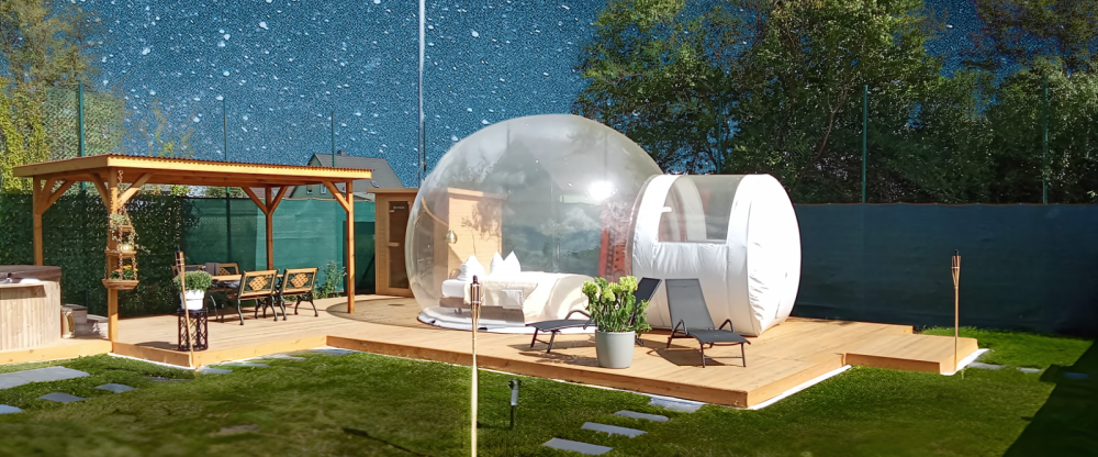 Übernachten Sie in einem transparenten Bubble TENT mit freiem Blick in den Sternenhimmel. In dem privaten und sichtgeschützten Wellness-Garten stehen Ihnen auf über 200qm ein Hot Tub, eine Sauna, eine Sonnenterrasse und eine praktische Outdoor-Küche zur V