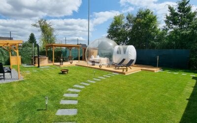 Übernachten Sie in einem transparenten Bubble TENT mit freiem Blick in den Sternenhimmel. In dem privaten und sichtgeschützten Wellness-Garten stehen Ihnen auf über 200qm ein Hot Tub, eine Sauna, eine Sonnenterrasse und eine praktische Outdoor-Küche zur V