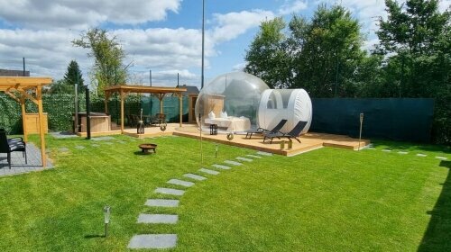 Übernachten Sie in einem transparenten Bubble TENT mit freiem Blick in den Sternenhimmel. In dem privaten und sichtgeschützten Wellness-Garten stehen Ihnen auf über 200qm ein Hot Tub, eine Sauna, eine Sonnenterrasse und eine praktische Outdoor-Küche zur V