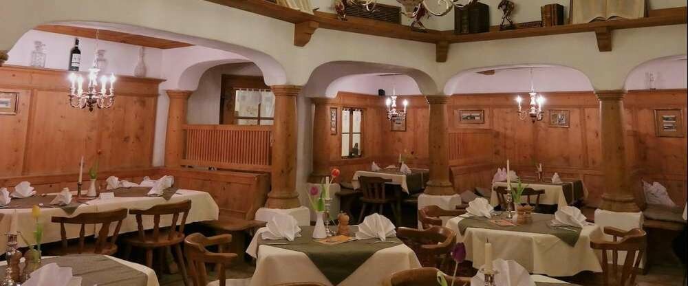 Unsere Buchenhainstube ist im Erdgeschoss und wegen seinen Nischen (Séparées) äußerst beliebt. Hier befindet sich auch der offener Kamin.