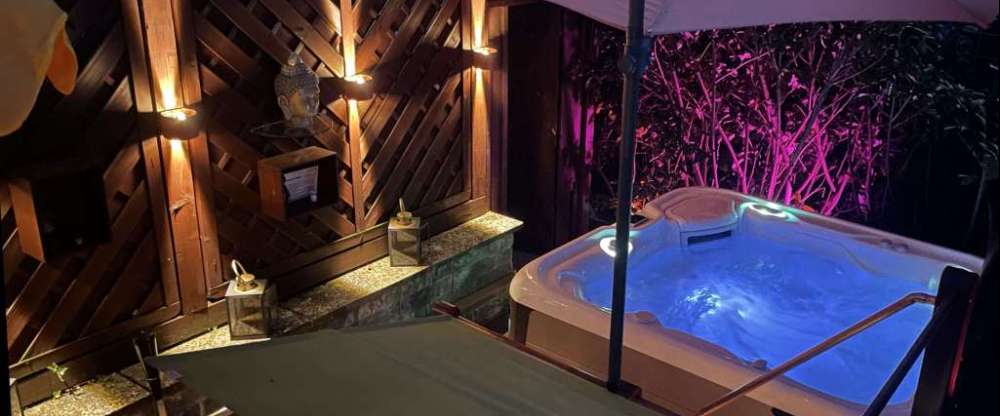 Sie buchen immer den gesamten Bungalow inklusive Sauna, Whirlpool und erotischer Ausstattung für Ihre Zweisamkeit.