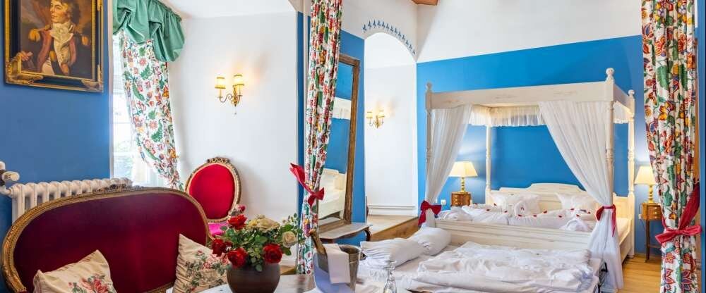 Mit viel Liebe zum Detail wurde jedes einzelne der 22 Hotelzimmer ganz individuell in die Gegebenheiten der historischen Burg eingebettet. Somit gleicht kein Domizil dem anderen. Mal ist es ein Bad, welches Sie durch eine Geheimtür im Kleiderschrank errei