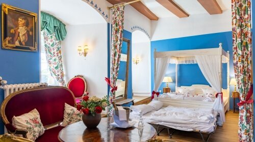 Mit viel Liebe zum Detail wurde jedes einzelne der 22 Hotelzimmer ganz individuell in die Gegebenheiten der historischen Burg eingebettet. Somit gleicht kein Domizil dem anderen. Mal ist es ein Bad, welches Sie durch eine Geheimtür im Kleiderschrank errei