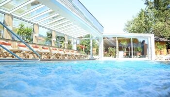 Cabrio-Hallenbad mit Luftsprudelbank und Gegenstromanlage