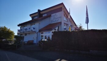 Hausgemachte Torten & Kuchen Terrasse mit Blick auf den Nieder Mooser See