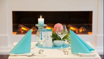 Romantischer Tisch zum Abendessen