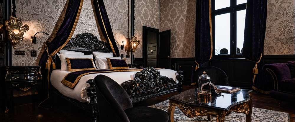 Tauchen Sie ein in die bezaubernde Atmosphäre Venedigs, wo geheimnisvolle Masken, in der Stadt der Dogen ausgegrabene Kronleuchter, Karnevalsmasken und schillernde Farben Sie in die engen Gassen der Serenissima entführen.