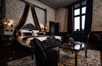 Tauchen Sie ein in die bezaubernde Atmosphäre Venedigs, wo geheimnisvolle Masken, in der Stadt der Dogen ausgegrabene Kronleuchter, Karnevalsmasken und schillernde Farben Sie in die engen Gassen der Serenissima entführen.