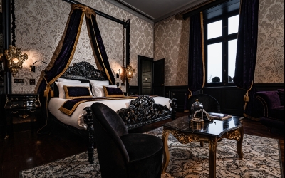 Tauchen Sie ein in die bezaubernde Atmosphäre Venedigs, wo geheimnisvolle Masken, in der Stadt der Dogen ausgegrabene Kronleuchter, Karnevalsmasken und schillernde Farben Sie in die engen Gassen der Serenissima entführen.