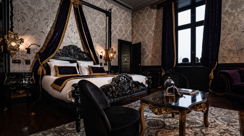 Tauchen Sie ein in die bezaubernde Atmosphäre Venedigs, wo geheimnisvolle Masken, in der Stadt der Dogen ausgegrabene Kronleuchter, Karnevalsmasken und schillernde Farben Sie in die engen Gassen der Serenissima entführen.