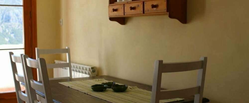 Der Essbereich grenzt direkt an eine kleine Terrasse, sowie an die große offene Küche 