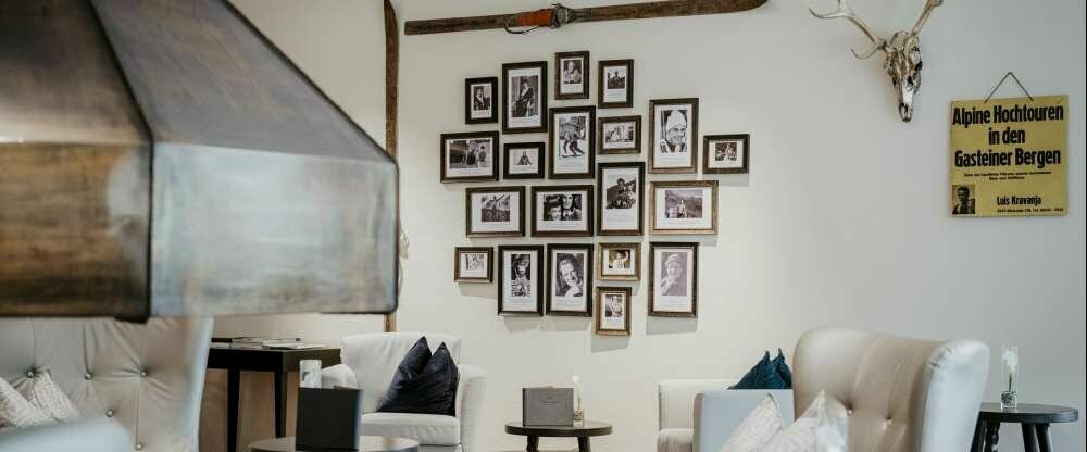 Europäischer Hof Bad Gastein - Bilderwand in der Lobby