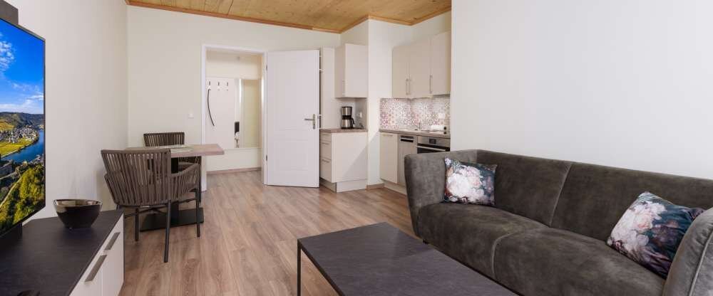 Chalet (ca. 40m²) für 2 Personen mit 1 Schlafzimmer (Doppelbett), Wohnbereich mit gemütlicher Sitzecke, komplett eingerichtete Küchenzeile, Waschmaschine mit Trockner, Essecke, möblierter Balkon / Terrasse, Dusche/WC, TV/Radio, Zimmersafe, kostenfreies W-