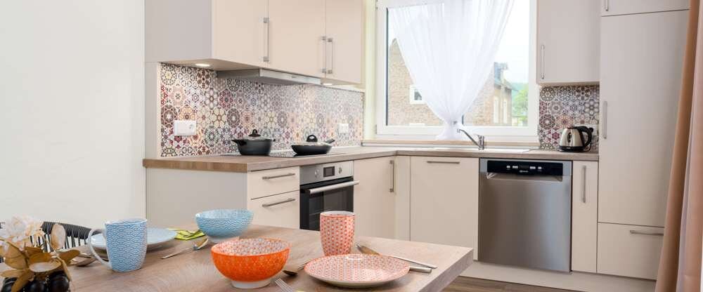 NUR MIT MAXIMALBELEGUNG BUCHBAR! Chalet (ca. 85m²) für 4 Personen (2 Schlafzimmer mit Doppelbetten), Wohnbereich mit gemütlicher Sitzecke, komplett eingerichtete Küchenzeile, Waschmaschine mit Trockner, Essecke, möblierter Balkon (ca. 15m²), Dusche/WC