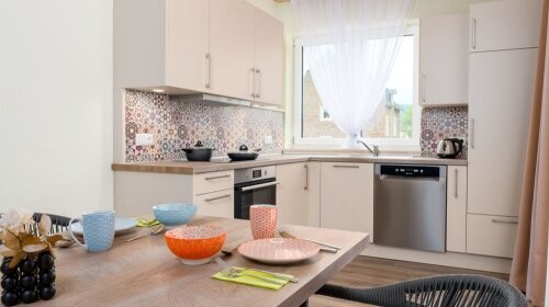 NUR MIT MAXIMALBELEGUNG BUCHBAR! 

Chalet (ca. 85m²) für 4 Personen (2 Schlafzimmer mit Doppelbetten), Wohnbereich mit gemütlicher Sitzecke, komplett eingerichtete Küchenzeile, Waschmaschine mit Trockner, Essecke, möblierter Balkon (ca. 15m²), Dusche/WC