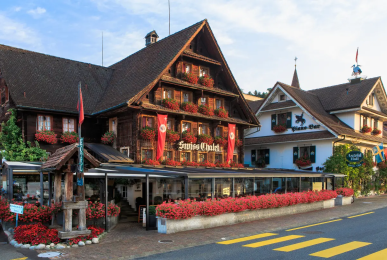 Chalet-Hotel Lodge Merlischachen - Hotel-Außenansicht, Quelle: Chalet-Hotel Lodge Merlischachen