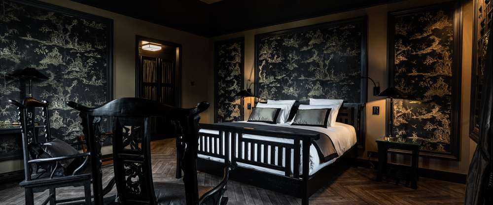 Begeben Sie sich auf eine Reise ins kaiserliche China des 18. Jahrhunderts, wo filigrane Details und traditionelle Motive eine Atmosphäre von Anmut und Ruhe schaffen. Dieses Zimmer ist eine Hommage an die chinesische Schönheit und Kultur.