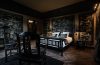 Begeben Sie sich auf eine Reise ins kaiserliche China des 18. Jahrhunderts, wo filigrane Details und traditionelle Motive eine Atmosphäre von Anmut und Ruhe schaffen. Dieses Zimmer ist eine Hommage an die chinesische Schönheit und Kultur.