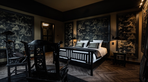 Begeben Sie sich auf eine Reise ins kaiserliche China des 18. Jahrhunderts, wo filigrane Details und traditionelle Motive eine Atmosphäre von Anmut und Ruhe schaffen. Dieses Zimmer ist eine Hommage an die chinesische Schönheit und Kultur.