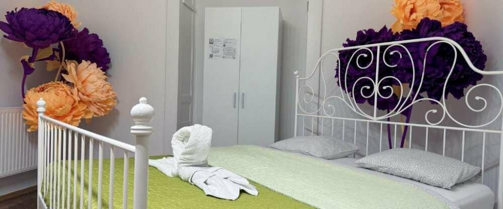 Apartment mit einem Schlafsofa und einem französischen Doppelbett für drei Personen mit Standard Ausstattung. Aufgeteilt in Wohn- und Schlafzimmer, sowie Küchenbereich mit Waschmaschine. Außerdem steht hier ein eigenes Badezimmer mit Dusche zur Verfügung.