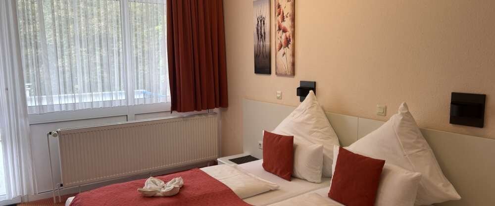 Die modern ausgestatteten Doppelzimmer sind mit einer Dusche/WC, Haartrockner, Flachbild-TV, Direktwahltelefon, Schreibtisch, Sitzgelegenheit, Kühlschrank, Wasserkocher sowie Kaffee- und Teezubehör ausgestattet. Zudem steht Ihnen ein kostenloser WLAN-