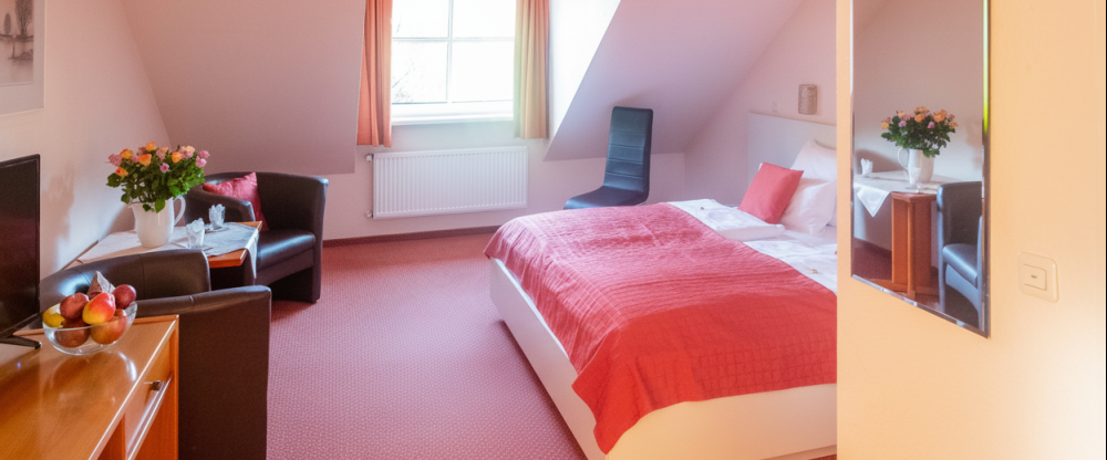 Die modern ausgestatteten Doppelzimmer sind mit einer Dusche/WC, Haartrockner, Flachbild-TV, Direktwahltelefon, Schreibtisch, Sitzgelegenheit, Kühlschrank, Wasserkocher sowie Kaffee- und Teezubehör ausgestattet. Zudem steht Ihnen ein kostenloser WLAN-