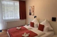 Die modern ausgestatteten Doppelzimmer sind mit einer Dusche/WC, Haartrockner, Flachbild-TV, Direktwahltelefon, Schreibtisch, Sitzgelegenheit, Kühlschrank, Wasserkocher sowie Kaffee- und Teezubehör ausgestattet. Zudem steht Ihnen ein kostenloser WLAN-