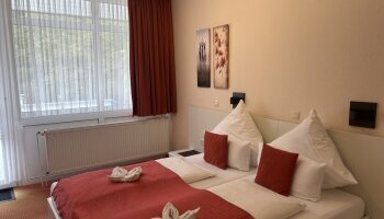 Die modern ausgestatteten Doppelzimmer sind mit einer Dusche/WC, Haartrockner, Flachbild-TV, Direktwahltelefon, Schreibtisch, Sitzgelegenheit, Kühlschrank, Wasserkocher sowie Kaffee- und Teezubehör ausgestattet. Zudem steht Ihnen ein kostenloser WLAN-