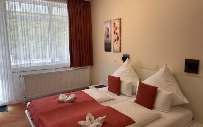 Die modern ausgestatteten Doppelzimmer sind mit einer Dusche/WC, Haartrockner, Flachbild-TV, Direktwahltelefon, Schreibtisch, Sitzgelegenheit, Kühlschrank, Wasserkocher sowie Kaffee- und Teezubehör ausgestattet. Zudem steht Ihnen ein kostenloser WLAN-