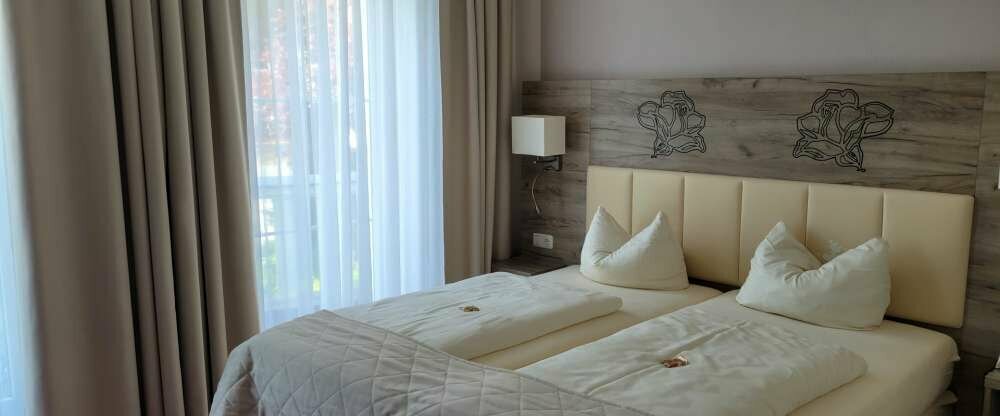 Doppelzimmer mit klassisch moderner Ausstattung, ohne Balkon.