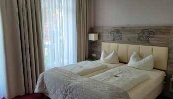 Doppelzimmer mit klassisch moderner Ausstattung, ohne Balkon.