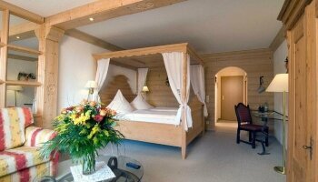 Das Classic Doppelzimmer verfügt über einen Balkon mit Blick zur Süd-oder Westseite und ist ausgestattet mit SAT-TV, Internet, Telefon, Safe, Haarföhn, Kosmetikspiegel, Saunatücher, sowie Bademantel.