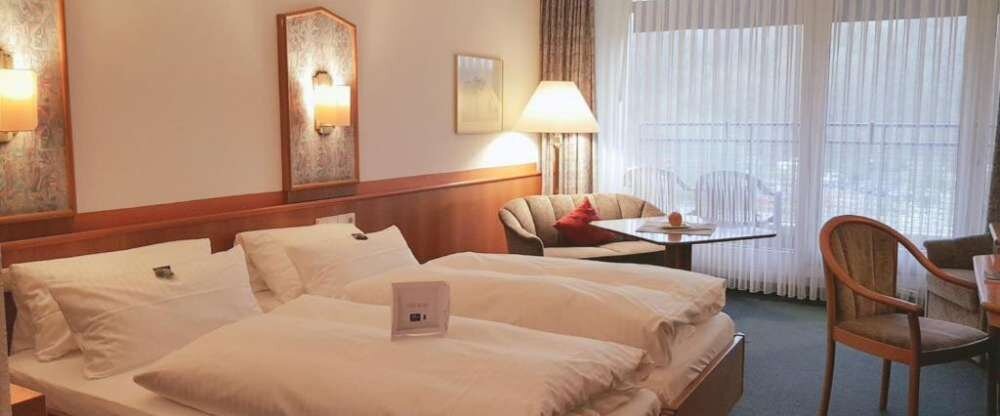 Das praktische Classic Doppelzimmer ist ausgestattet mit 2 Einzelbetten bzw. Doppelbett (0,90 x 2,00 m pro Bett), Teppichboden, gemütlicher Sitzecke, Minibar, Fernseher, Bad mit Dusche, sowie einem Balkon mit Sitzmöbel.
